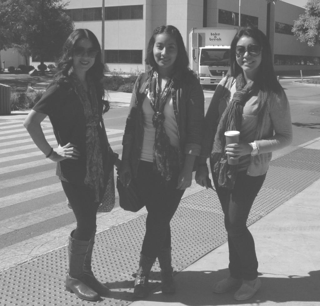 Elyse Rivas/ The Runner
CSUB students gather near the Business Development Center to show off their fashionable autumn-inspired ensembles, complete with infinity scarves and dark-washed skinny jeans 