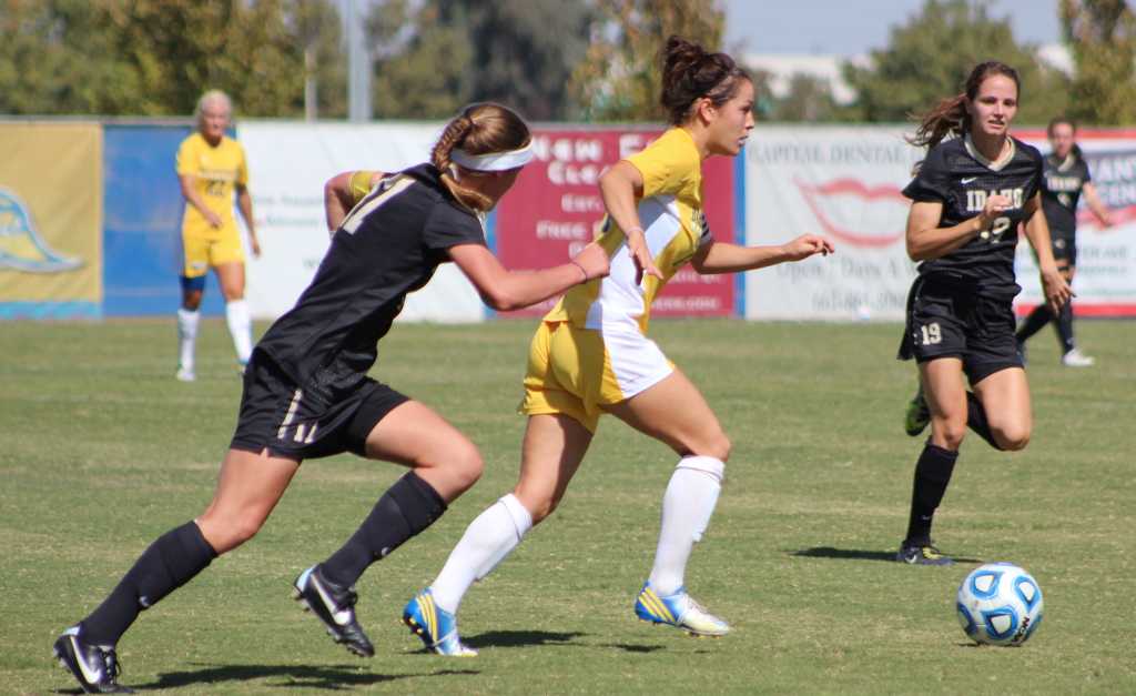 Rebecca Grant/The Runner
Senior midfielder Erica Shelton breaks away from defenders during the first half of
the ’Runners’ 1-0 win on Sunday, Oct. 6 against the University of Idaho.