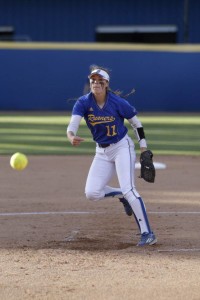 Senior pitcher Amber Mills pitches against UCLA at Easton Stadium on Friday. Photo by AJ Alvarado/The Runner