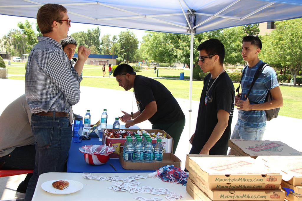Alejandra Flores/The Runner
CSUB students register to vote before the primaries on Tuesday, May 17 at the Student Union Patio.