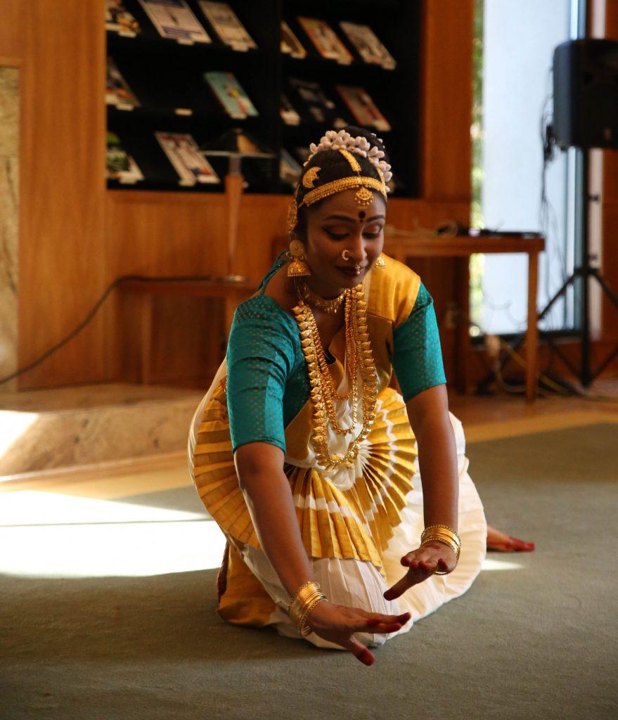 Suja Nair Krishnan performed a Mohniyattam classical Indian dance on Wednesday, Nov 2.

