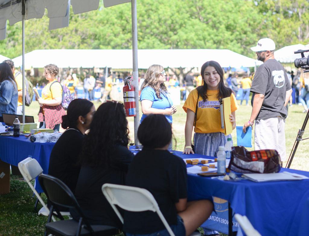 Photo by Ana Canales/The Runner
Celebrate CSUB showcased many of CSUB’s clubs and organizations it has to offer students.
Here, Political Science major and junior transfer student, Maria Contreras stops in at the Helen
Hawk Honors Program table on Saturday, April 28, 2018.