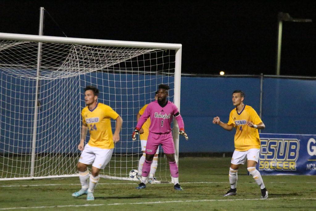 Roadrunners fall to UC Davis