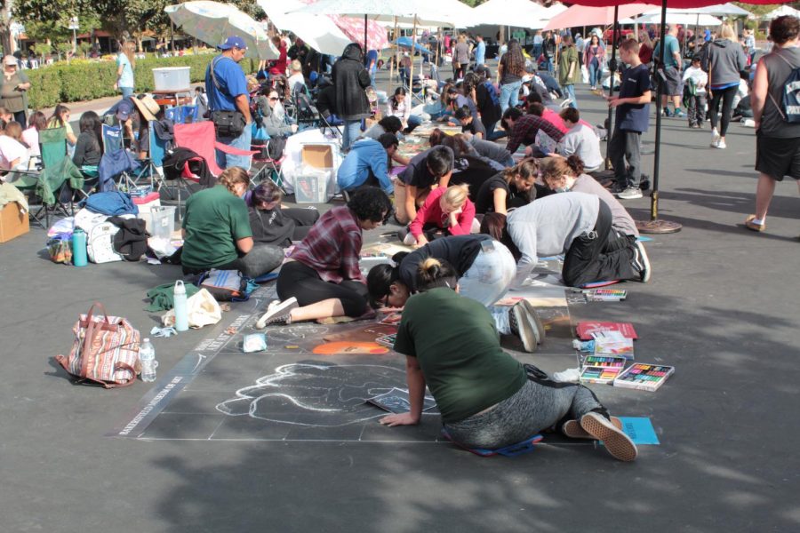 Local artists work on their art during Day 1 of Via Arté at the Market Place. 