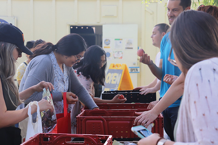 Several students participating in the Food Pantry's services. Photo by Ruuna Morisawa.