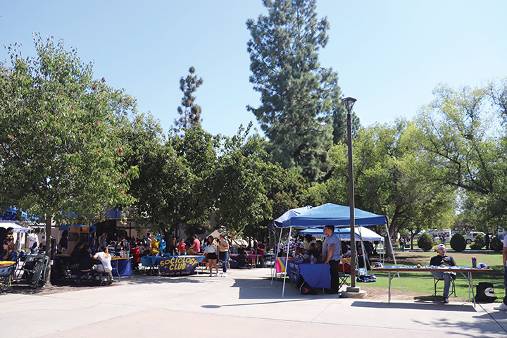 This picture is the whole figure of the ClubFair.There were over 20 clubs on September 4, 2019 outside the Runner Cafe