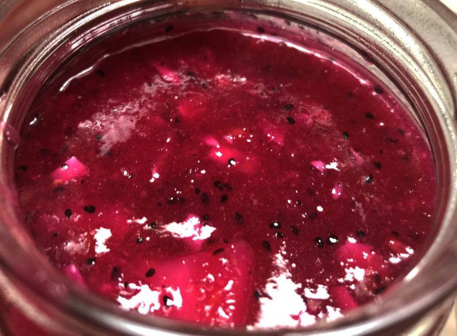 To ensure a proper seal, it is important that the jam reaches the band of the jar.