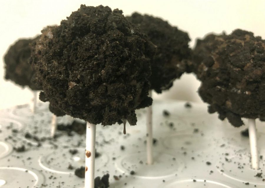 These cake pops will stay moist for days if stored in an air-tight cake pop container.
