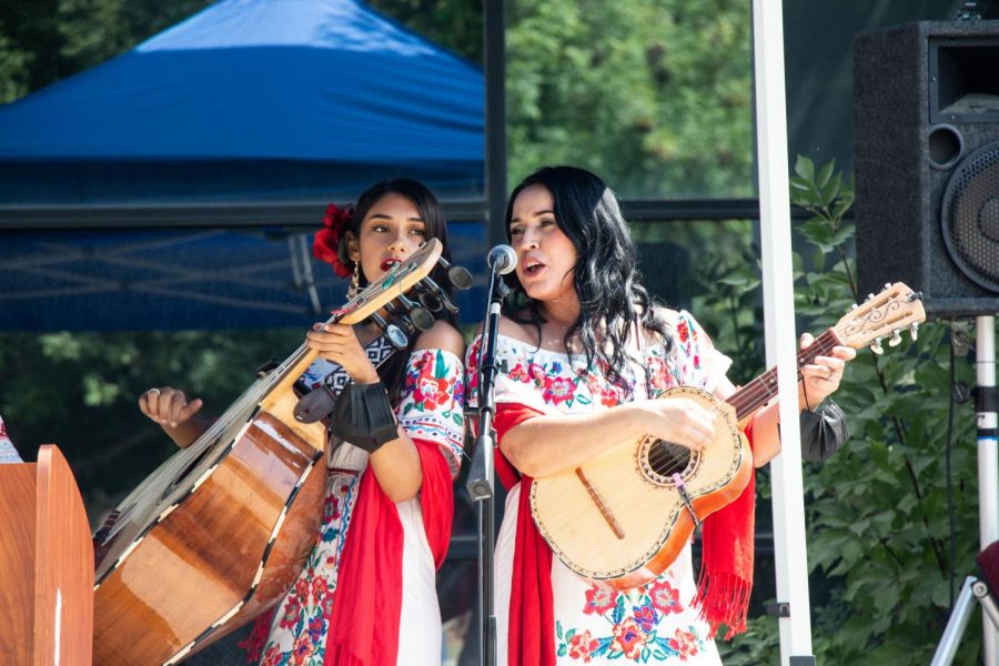 Las Calliope preforming at the Latinx Heritage Month Kick-off at California State University Bakersfield. Wednesday, September 15, 2021.
view full gallery at: https://therunneronline.com/29702/photography/latinx-kickoff/