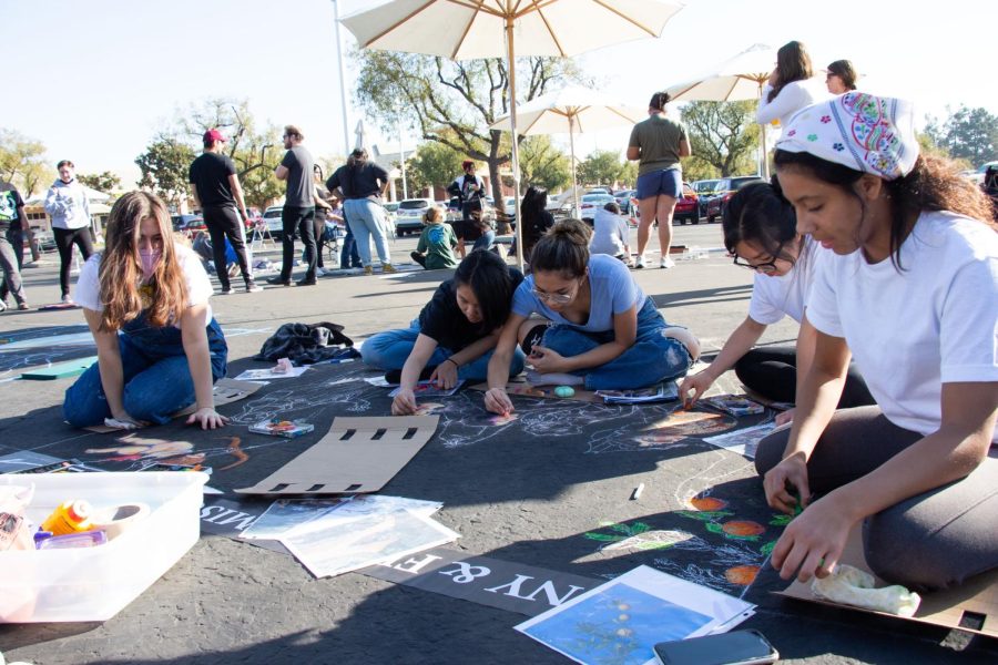 Sophia Rios, Hien Nguyen, Robyn Franco, Kat Hui, and Alex Biternas from Stockdale High School, working on their square. Saturday, October 16, 2021.
