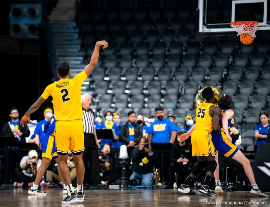 Bakersfield, CA native Jordan Roberts knocks down an open 3 point field goal for LBSU.
