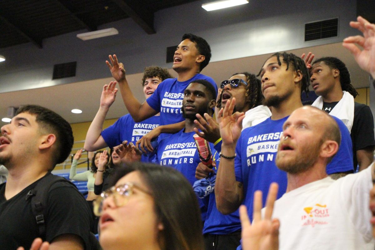  The CSUB Men’s Basketball team gets loud for the Roadrunner spirit song. 