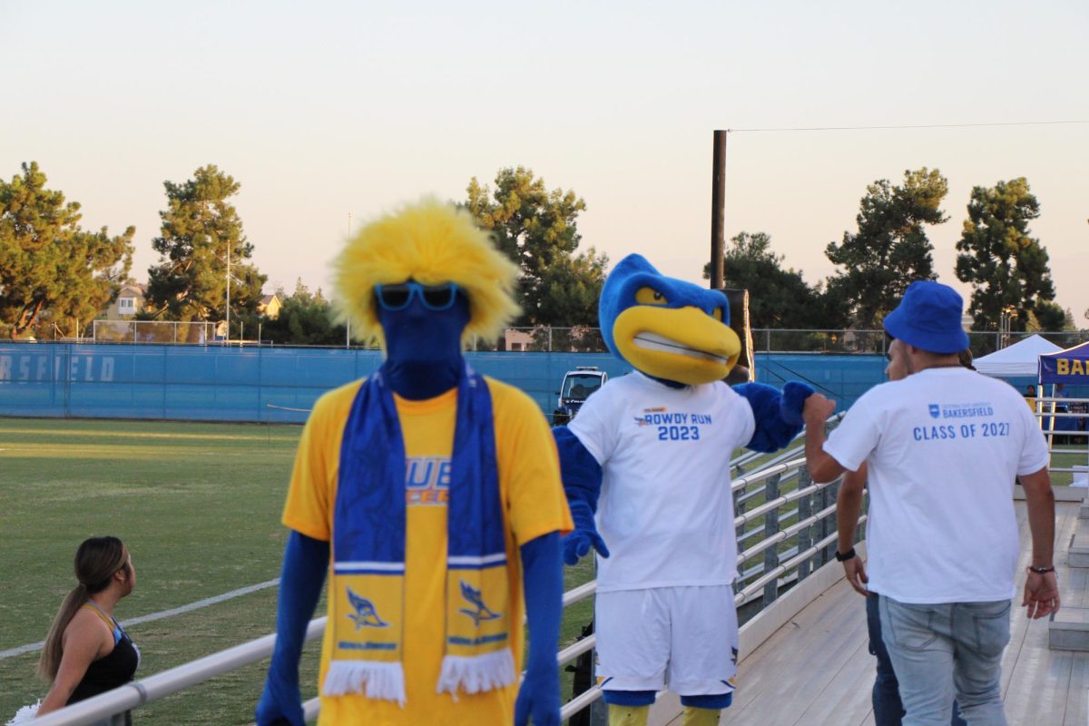 Roadrunner mascot greets first-time freshman at Rowdy’s Run. 