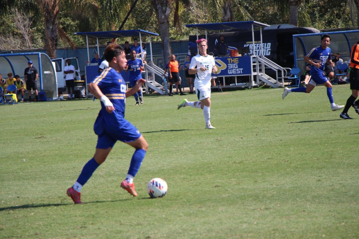 Jugardor de futbol en el torneo Big West contra Sac State. 