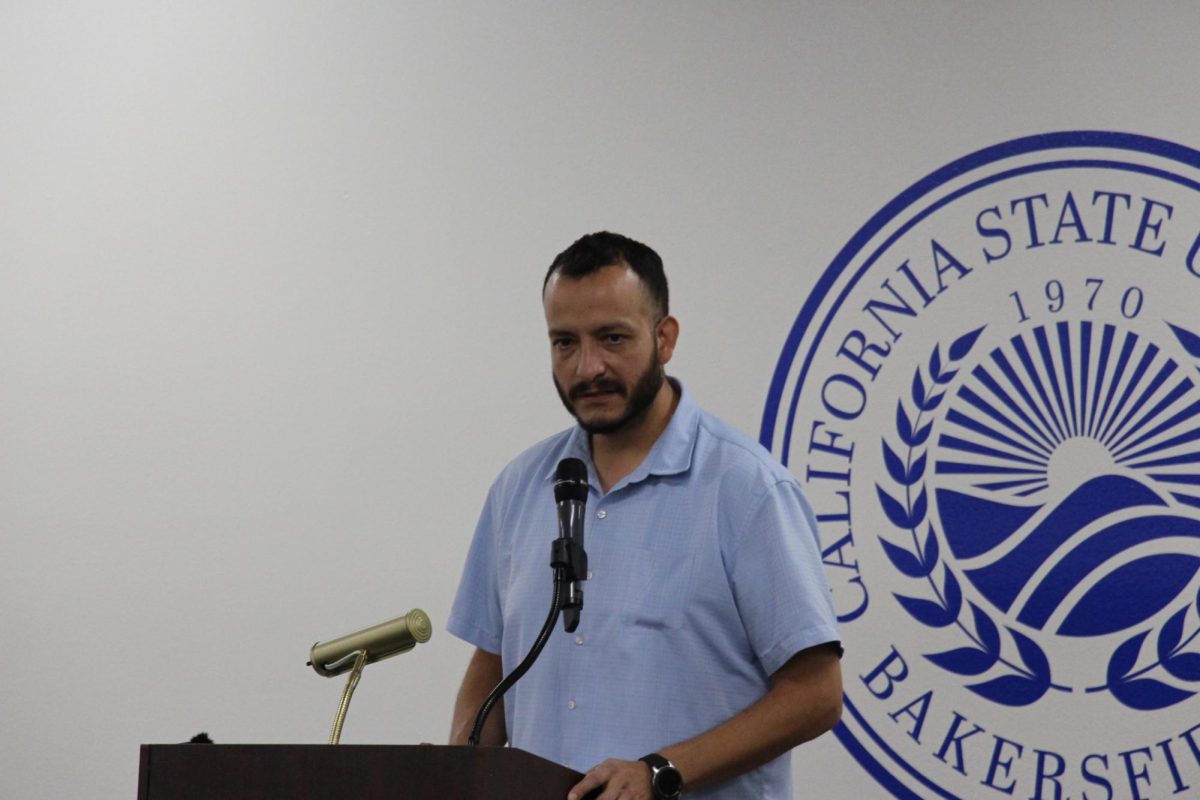 El profesor Villagrán en la discusión de Brown Bag donde lideró la conversación sobe la identidad racial y ética Latinx el 26 de septiembre